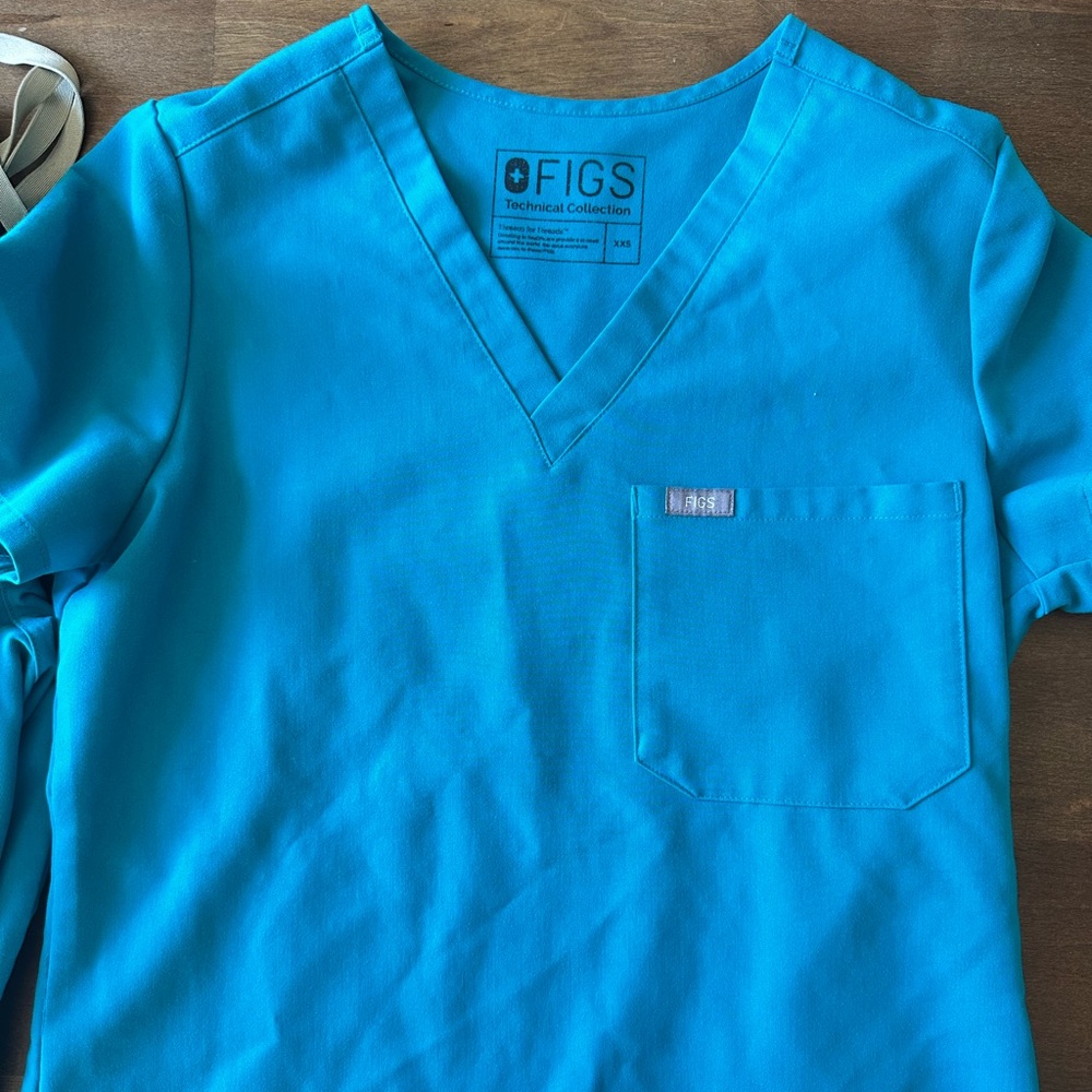 FIGS CATERINA Scrub Top in Teal Blue